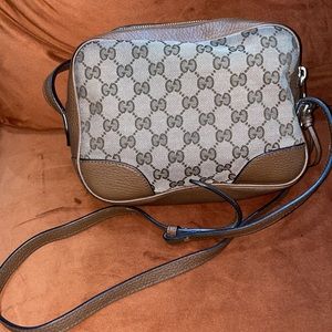 Gucci shoulder purse. PLEASE BAG NEED TO BE CLEANED!